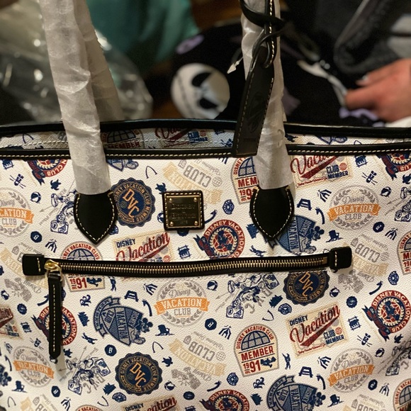 Disney DVC Dooney and bourke tote - Picture 4 of 5
